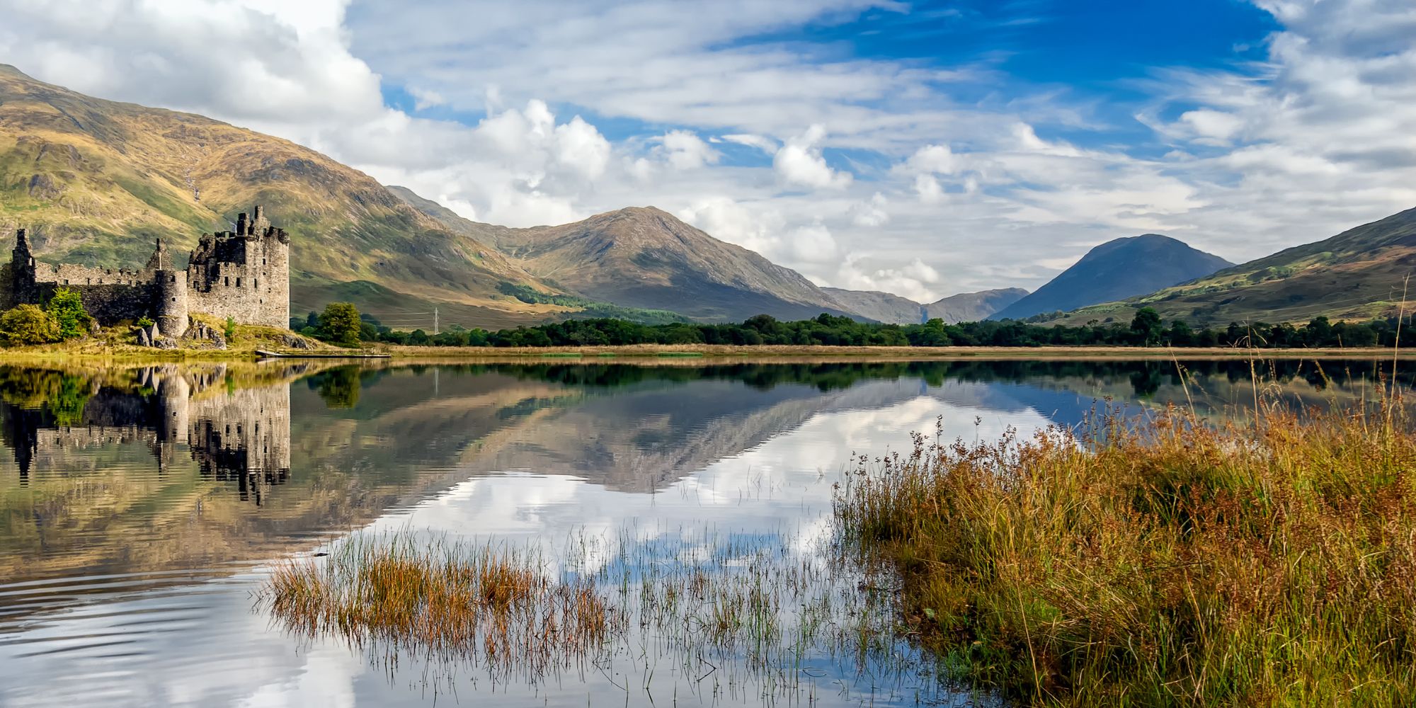 MW-Web_The-ruins-of-Kilchurn-castle-are-on-Loch-Awe-shutterstock_1265176723