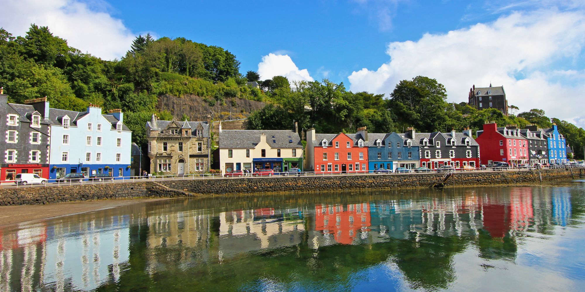 FR-Web_Tobermory-town-capital-of-the-Isle-of-Mull-in-the-Scottish-Inner-Hebrides-Scotland-shutterstock_1087559453